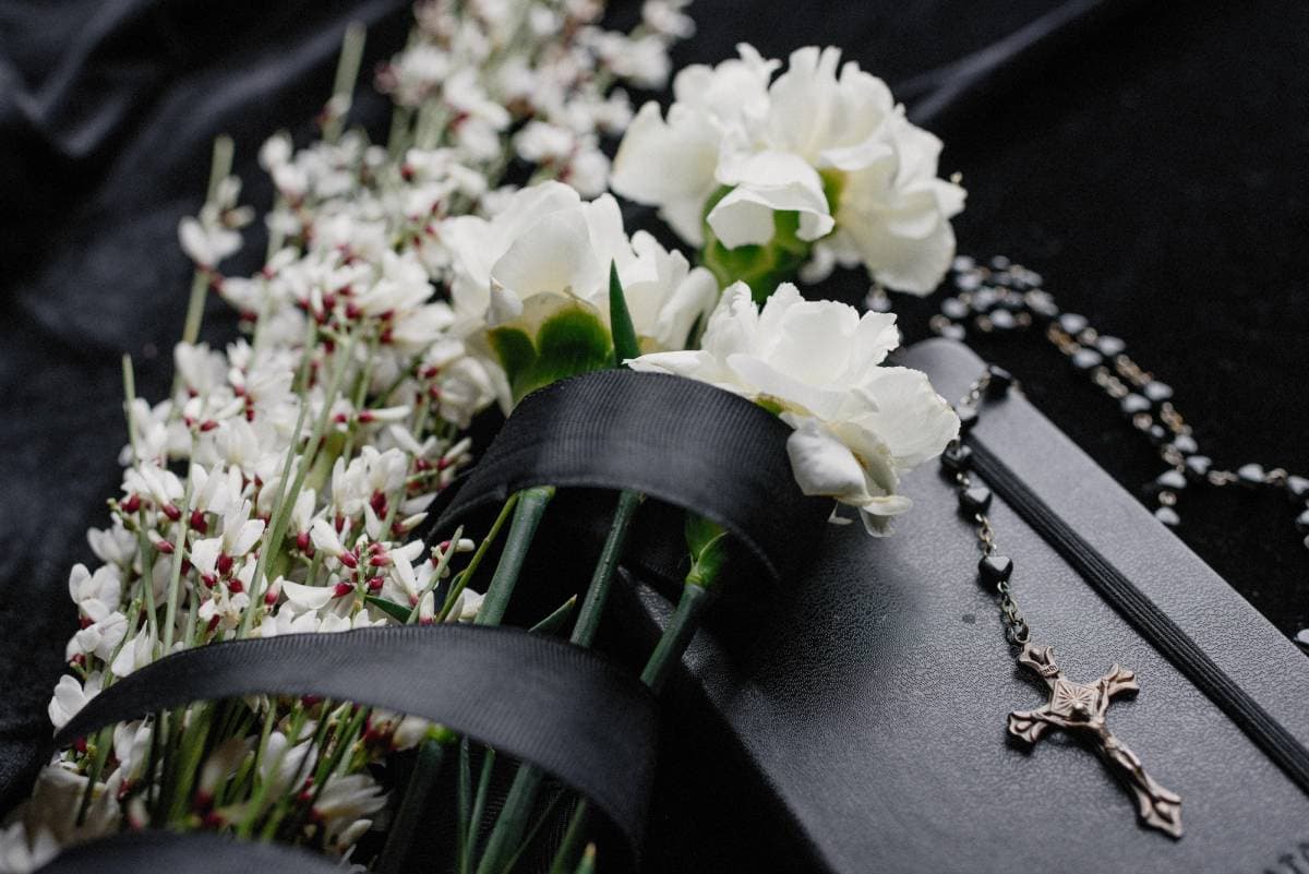 Pour montrer vos condoléances et votre soutien à la suite du décès d'un être cher, LeFleuriste.com propose un bel assortiment de fleurs de sympathie.