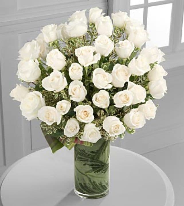 L'arrangement de 48 roses blanches élégant