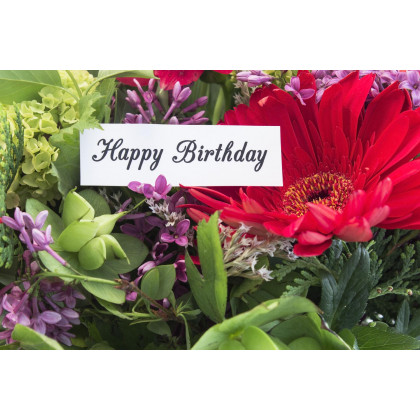 Livraison de fleurs d'anniversaire et souhaits pour un joyeux anniversaire